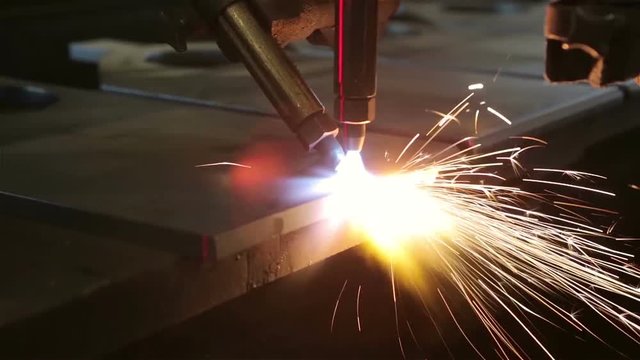 Machine cutting edges from a steel plate