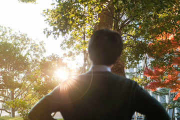 太陽を浴びる男性