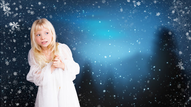 neugieriges kleines Mädchen vor Winter-Hintergrund 