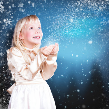 kleines Mädchen mit vielen Schneeflocken 