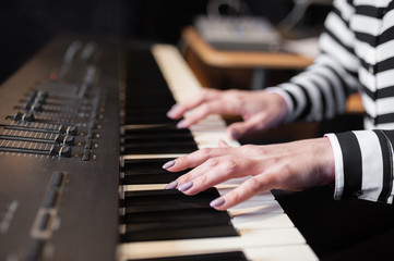 Obraz premium the girl is playing the piano.