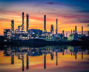 Obraz na płótnie Canvas Oil and gas Refinery factory with beautiful sky at sunrise.