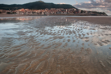 Reflejos en una playa cerca de Lekeitio, Euskadi