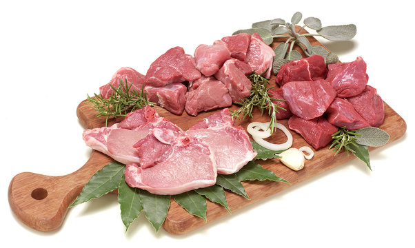 Carne di selvaggina su tagliere di legno