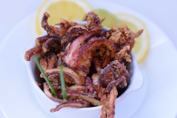 Rejos de calamar fritos y con limón
