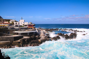 Porto Moniz, ein malerischer Ort mit der berühmten Naturbadeanlage auf der Insel Madeira