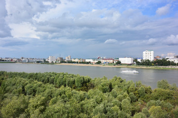 Fototapeta premium Widok rzeki Irtysz dzieli miasto na dwie części Omsk