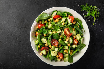 Avocado, tomato, chickpeas, spinach and cucumber salad