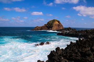 Porto Moniz, ein malerischer Ort mit der berühmten Naturbadeanlage auf der Insel Madeira