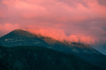 Berghang mit Nebel und Wald Sonnenuntergang Roter Himmel