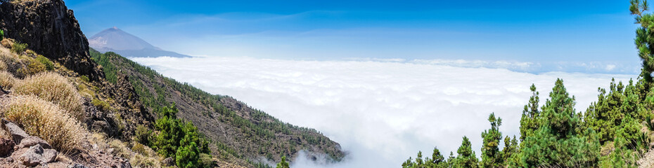 Nationalpark auf Teneriffa mit Wolkenmeer und dem Vulkan Teide als Panoramafoto © Andy Ilmberger