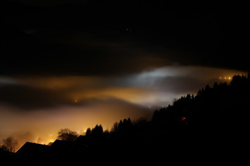 Obraz premium la chapelle d'abondance sous la brume