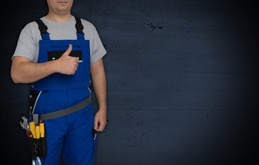 Konzeptvorlage Handwerker mit Daumen hoch