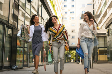 Obraz premium Young women after shopping walking street.