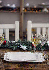 Tavolo apparecchiato per feste natalizie. Festività e cibo