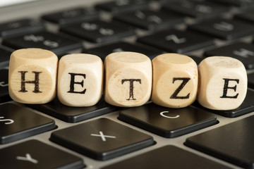 Ein Computer und das Wort Hetze