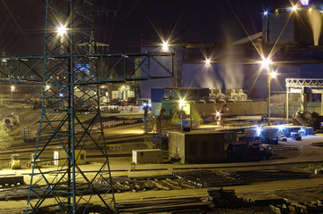 Fototapeta na wymiar große Stahlhütte in Deutschland bei der Produktion von Stahlträgern mit Blick auf das Hüttengelände und einen Strommast