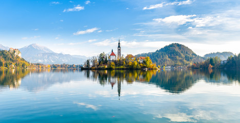Lake Bled Slovenia. Beautiful mountain lake with small Pilgrimage Church. - obrazy, fototapety, plakaty