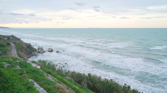 15173_The_waves_on_the_ocean_fronting_the_cliff.mov