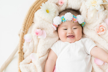 クーハンに入った赤ちゃん（笑顔）
