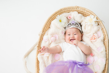 おもちゃの王冠をかぶる赤ちゃん（笑顔）
