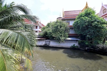 Fototapeta na wymiar Canal near the temple
