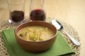 Zuppa di cavolfiore nella ciotola