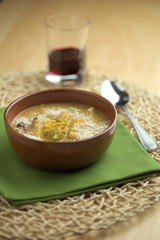 Zuppa di cavolfiore nella ciotola