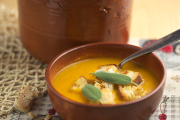 Zuppa di zucca e porri, con foglie di salvia. 