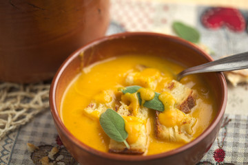 Zuppa di zucca e porri, con foglie di salvia. 