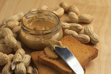 Burro di arachidi con fette biscottate 
