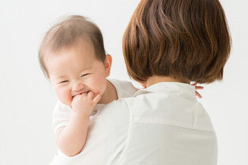 抱っこされる赤ちゃん（笑顔）
