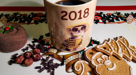 новогодний рождественский декор, чашка с собакой и цифрами, рождественское печенье