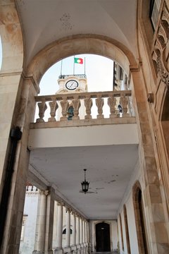 Portugal, allée voûtée de l'université de Coimbra