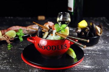 рисовая лапша с морепродуктами,базиликом и лимоном © lenakorzh