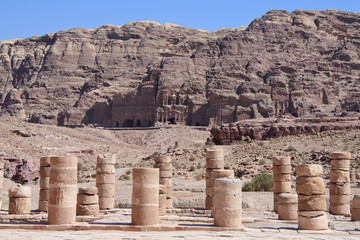 Blick über das Nymphaeum auf die Königsgräber in Petra in Jordanien