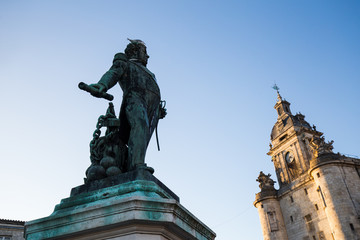 Obraz premium statue Duperré a la rochelle en face de la grosse horloge.