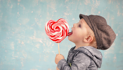 kleiner Junge mit Herz-Lollipop - obrazy, fototapety, plakaty