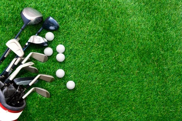 Rolgordijnen Golf ball and golf club in bag on green grass © bohbeh