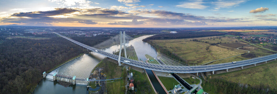 Most Rędziński na rzece Odrze we Wrocławiu z lotu ptaka. Najwyższy most wantowy o wysokości 122 m, zawieszony na pojedynczym pylonie, jest częścią AOW autostrady A8