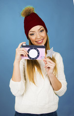 Obraz premium beautiful girl posing and taking pictures concept smiling happy holiday joy isolated background with red hat