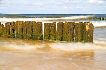 Brandung der Ostsee mit Buhnen in Langzeitbelichtung