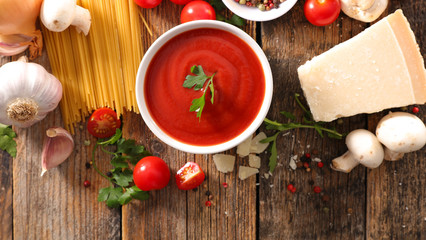 tomato sauce with ingredient