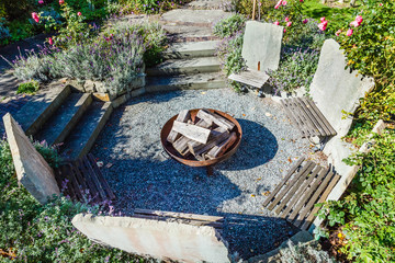 Gartengestaltung- Sitzgruppe aus Stein mit Feuerstelle von oben