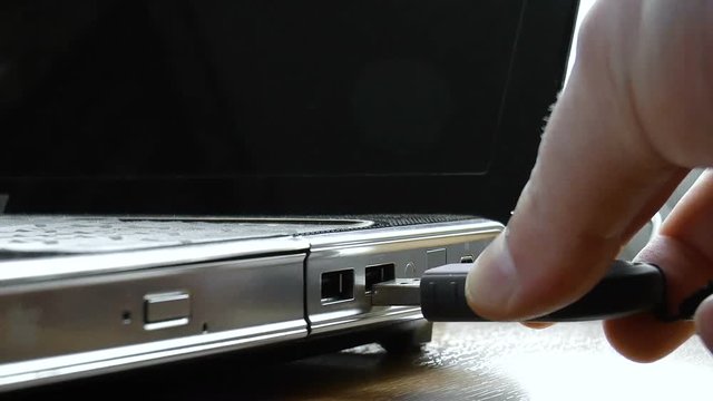 The video shows connecting flash drive to laptop