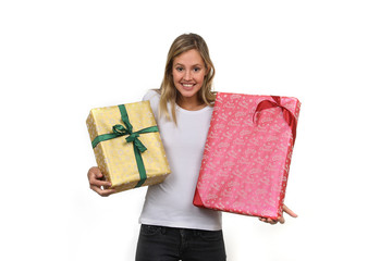 Hübsche blonde Frau mit Geschenken lacht