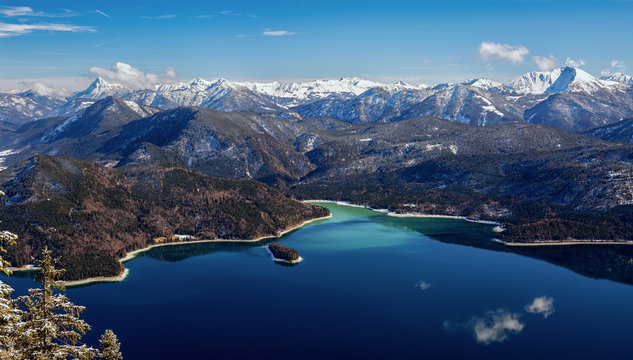 Panorama des Walchensees und der Alpen vom Herzogstand gesehen