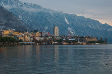 Fototapeta premium Veduta della cittadina di Montreux in Svizzera con la neve e la ruota panoramica natalizia