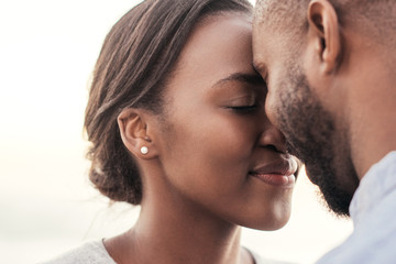 Fototapeta premium Młoda para Afryki ciesząc romantyczną chwilę razem