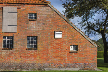 Fototapeta na wymiar old East Frisian farmhouse